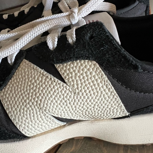 ⭐️LIKE NEW - New Balance Women's 327 Sneakers - Picture 5 of 7